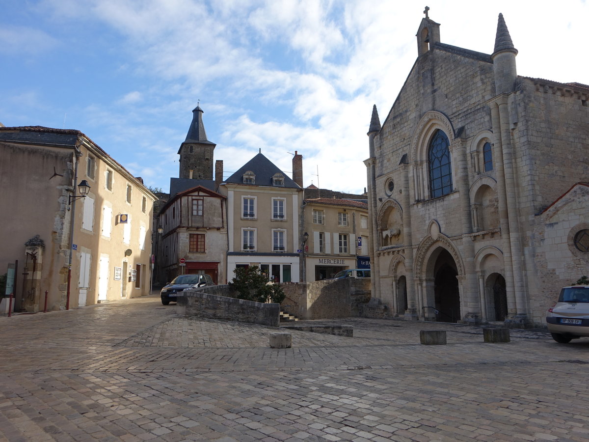 Airvault, Kirche Saint-Pierre am Place St. Pierre, erbaut im 12. Jahrhundert (13.07.2017)