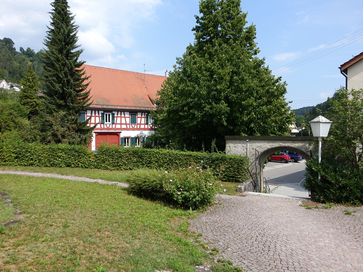 Aistaig, Fachwerkhaus und Tor am Kirchplatz (19.08.2018)