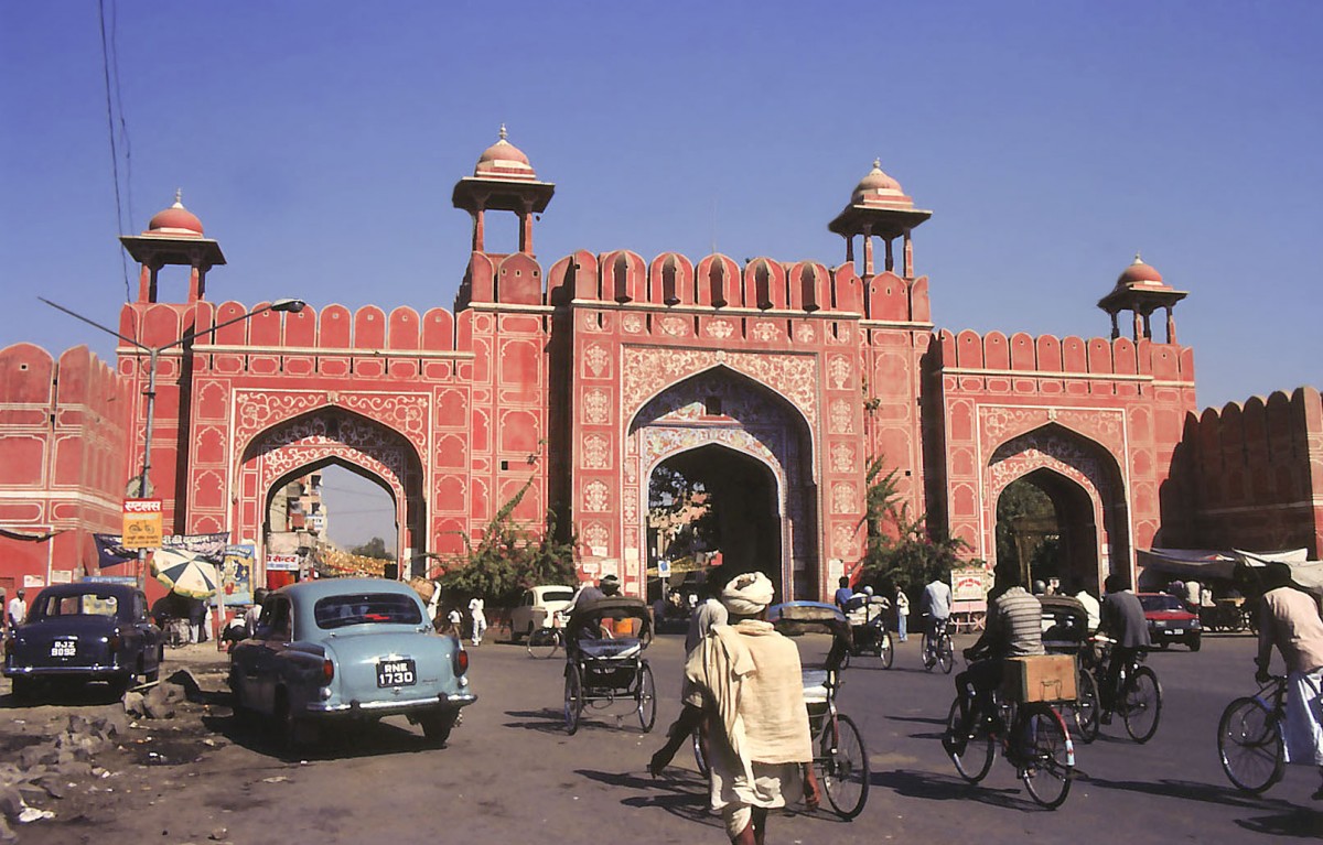 Ajmeri Gate - Stadttor in Jaipur. Aufnahme: Oktober 1988 (Bild vom Dia).