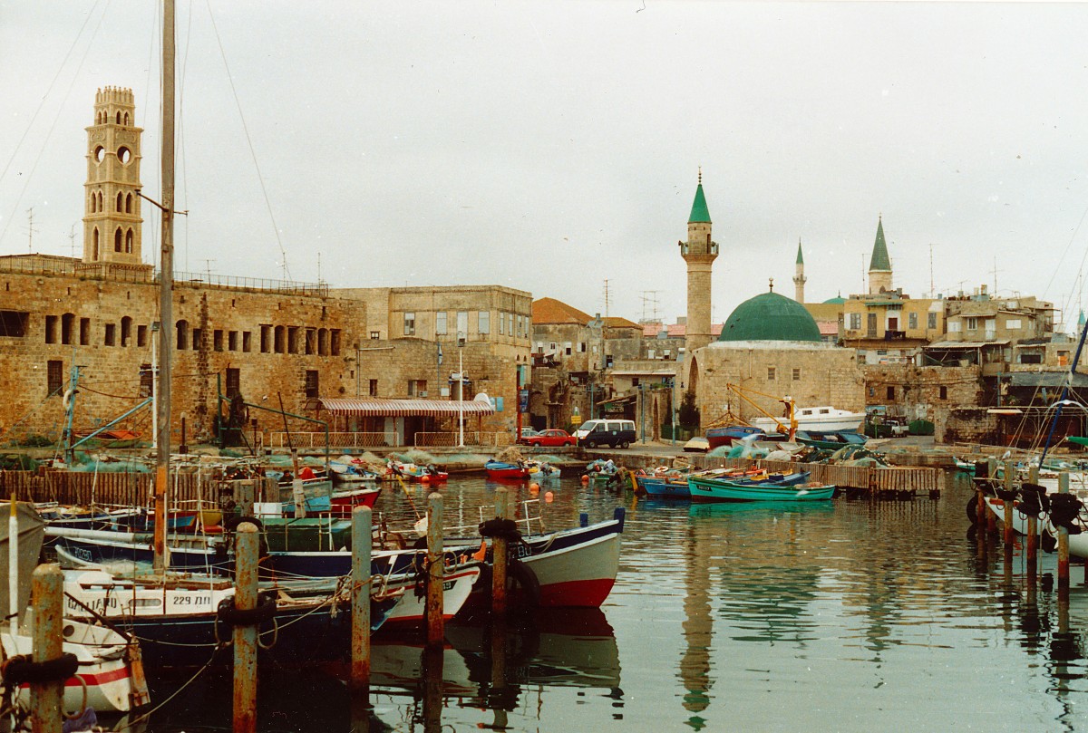 Akko ist eine alte Hafenstadt im Nordbezirk Israels in Galila an der Kste des stlichen Mittelmeers. Der Hafen der Stadt, die mehrere Jahrhunderte lang eine wichtige Hafenstadt des stlichen Mittelmeers war, hat inzwischen stark an Bedeutung verloren. Aufnahme: Fabruar 1987 (digitalisiertes Negativfoto).