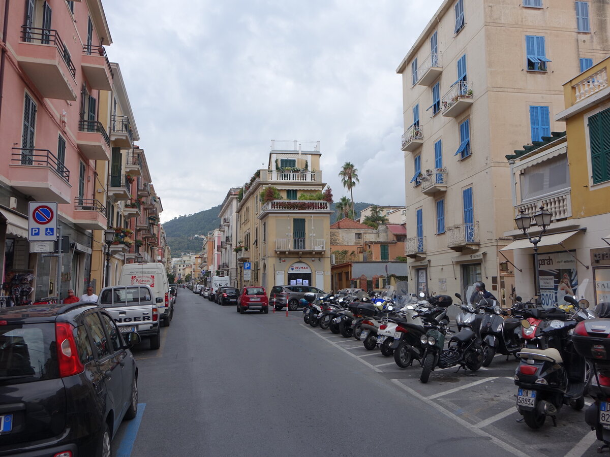 Alassio, Huser in der Via Venti Settembre (03.10.2021)