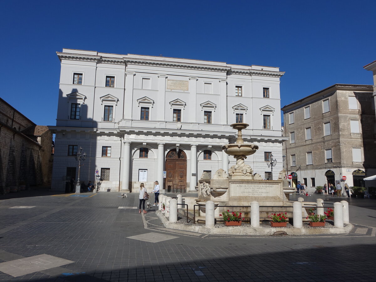 Alatri, Rathaus und Brunnen an der Piazza di Santa Maria Maggiore (18.09.2022)