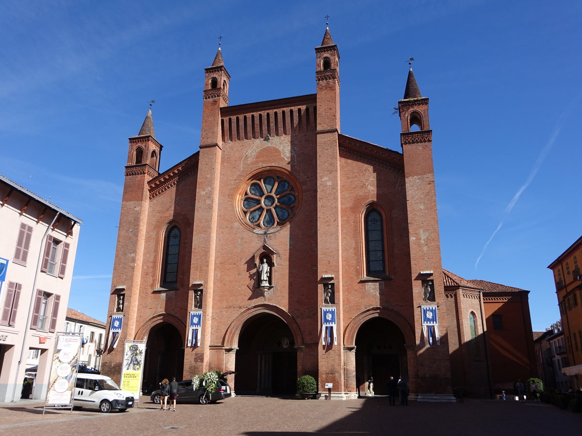 Alba, Dom San Lorenzo an der Piazza Risorgimento, gotisch-lombardischer Bau, erbaut ab 1486, restauriert von 1867 bis 1872 durch A. Mella (02.10.2018)