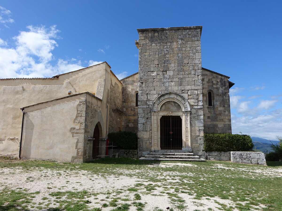 Alba Fucens, Pfarrkirche San Pietro, erbaut von 1099 bis 1118 (19.09.2022)