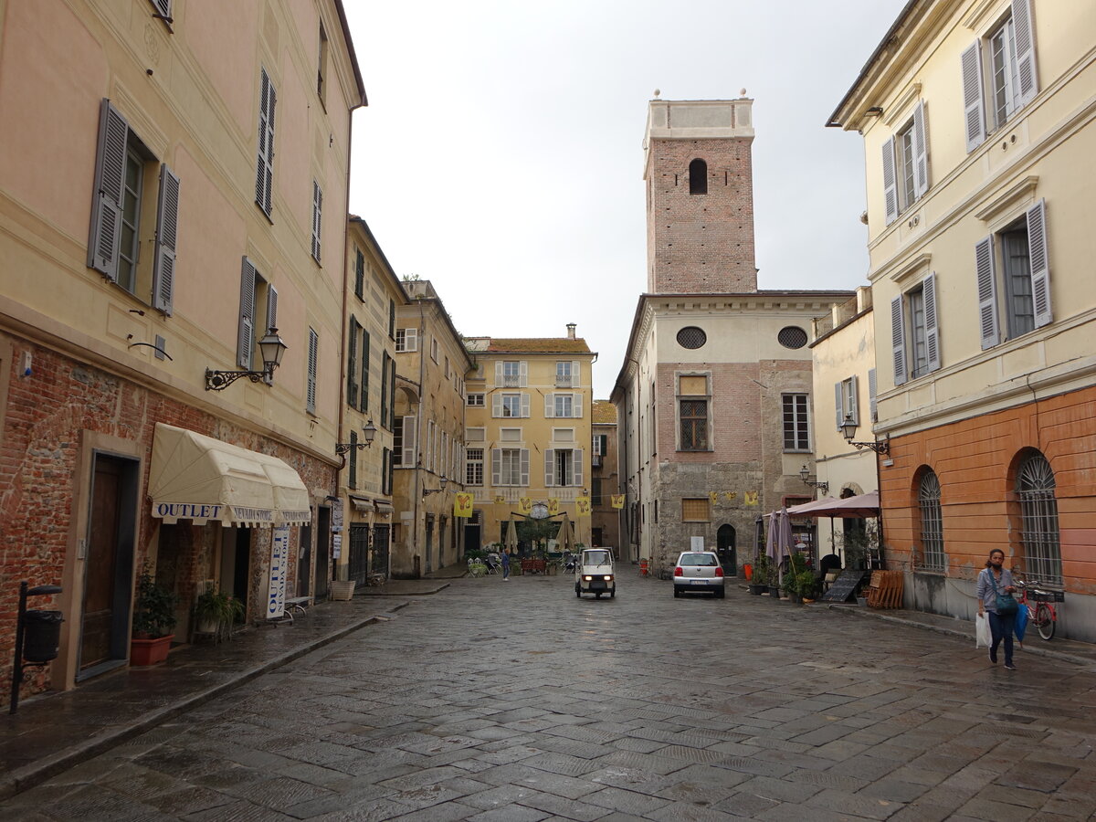 Albenga, Geschlechterturm an der Piazza San Michele (04.10.2021)