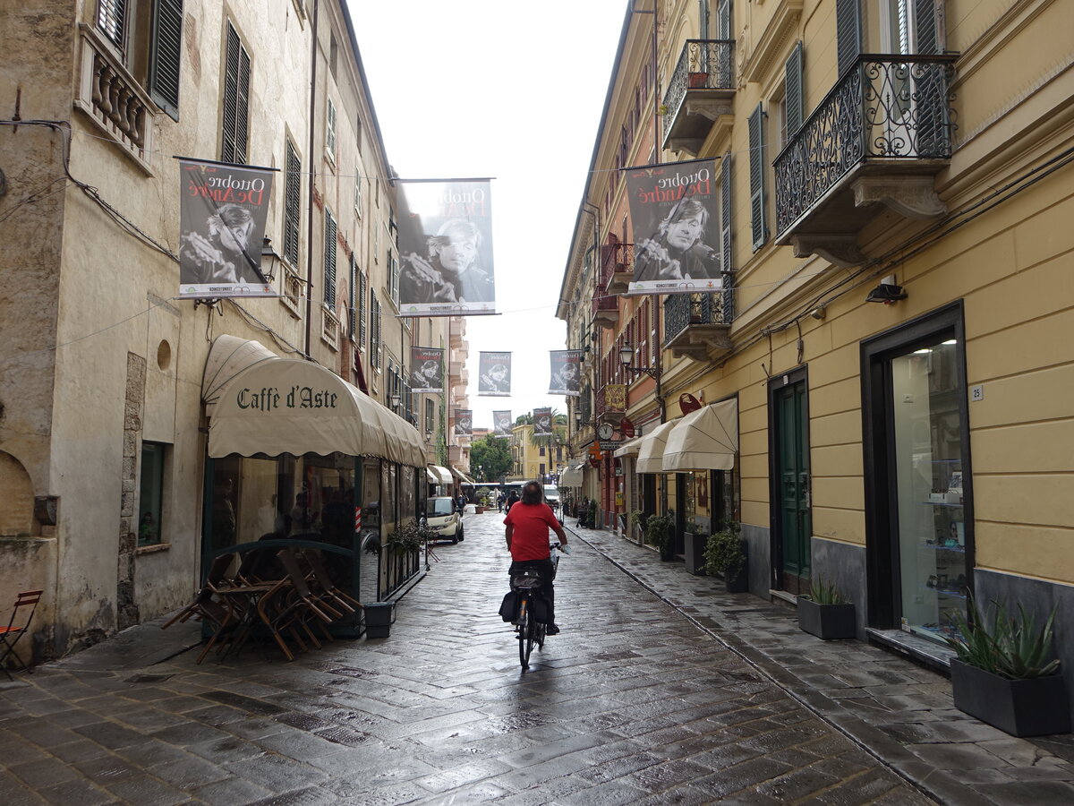 Albenga, Häuser und Cafes in der Via Enrico de Aste (04.10.2021)