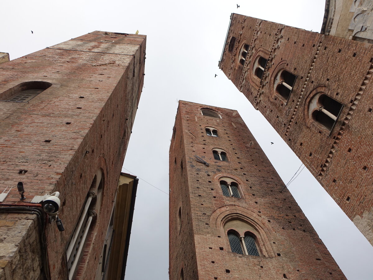 Albenga, Torre Civica und Geschlechtertrme an der Piazza San Michele (04.10.2021)