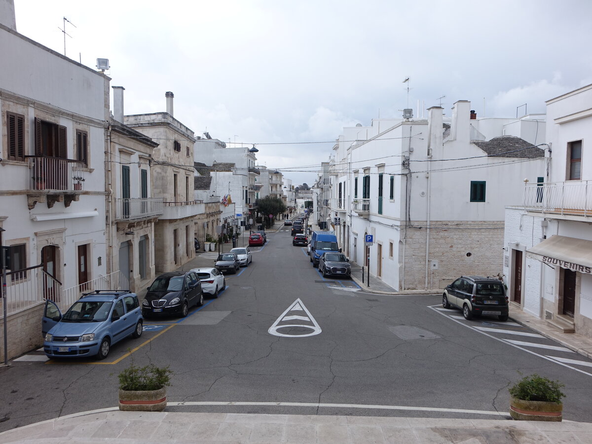 Alberobello, Gebude an der Piazza Antonio Curri (04.03.2023)