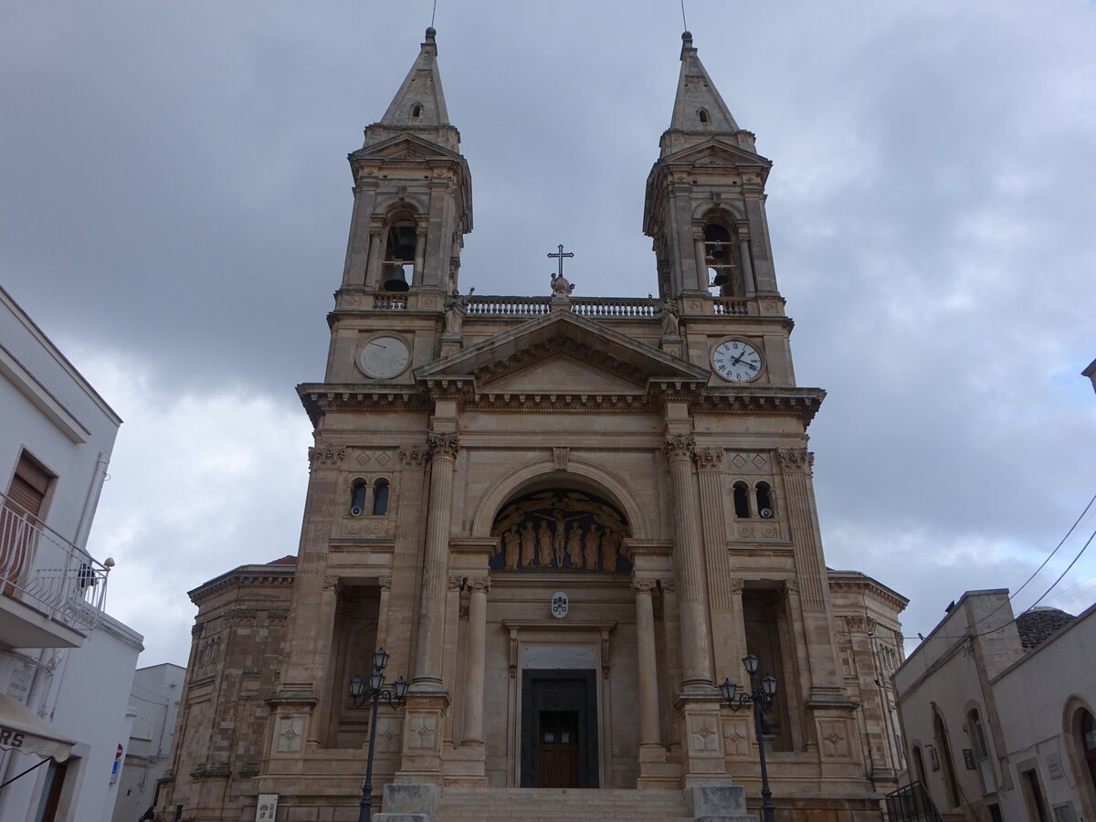 Alberobello, Pfarrkirche St. Cosmas und Damian, erbaut ab 1882 durch den Architekten Antonio Curri (04.03.2023)