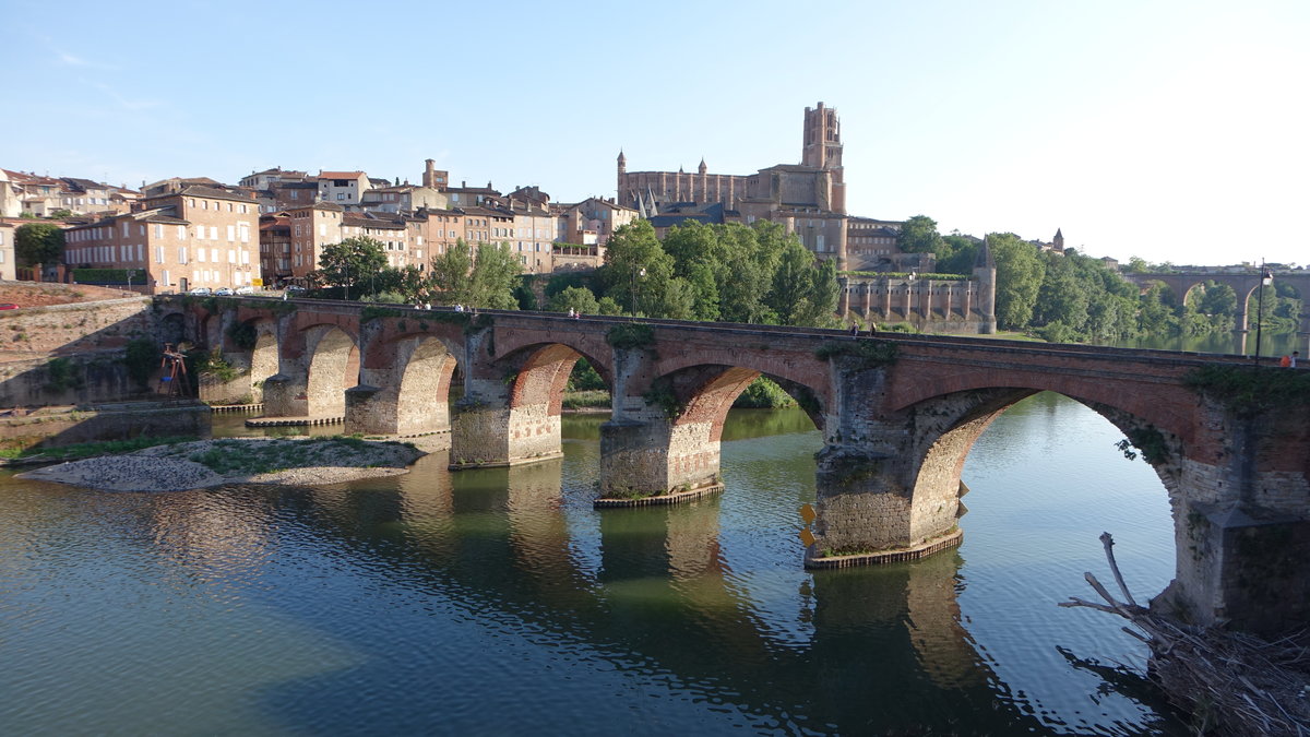 Albi, Aussicht auf die Kathedrale St. Cecilie und die Brcke Pont Vieux ber den Fluss Tarn (30.07.2018)