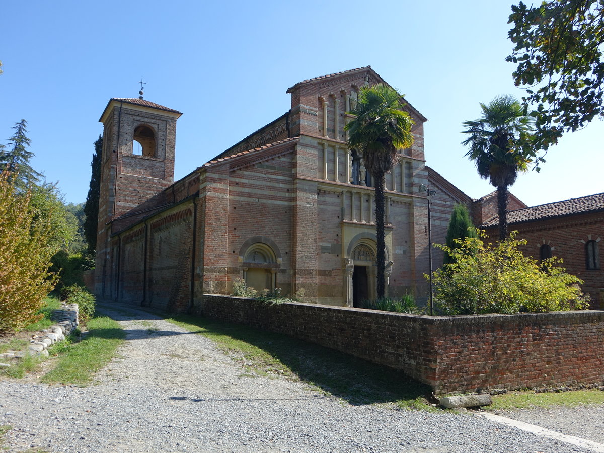 Albugnano, Abbazia di St. Maria di Vezzolano, gegrndet 773, dreischiffige Kirche erbaut ab 1095 (04.10.2018)