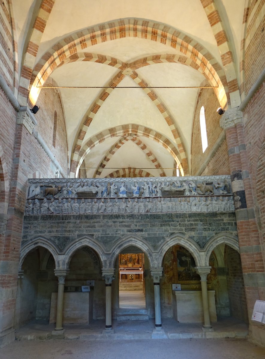Albugnano, Lettner von 1189 in der Klosterkirche St. Maria di Vezzolano, Darstellung der Marienklage im Stil der burgundischen Frhgotik (04.10.2018)