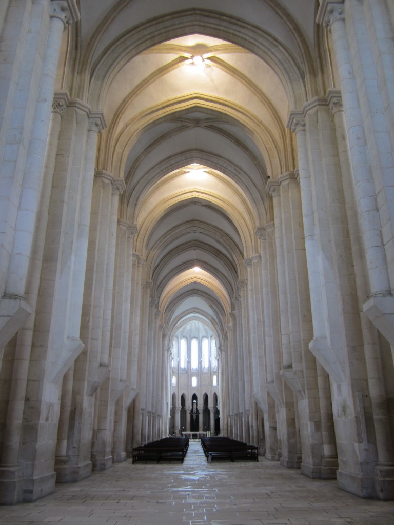 Alcobaca, Mittelschiff der Klosterkirche, Hauptchor umgeben von einem Wandelgang aus Radialkapellen (28.05.2014)