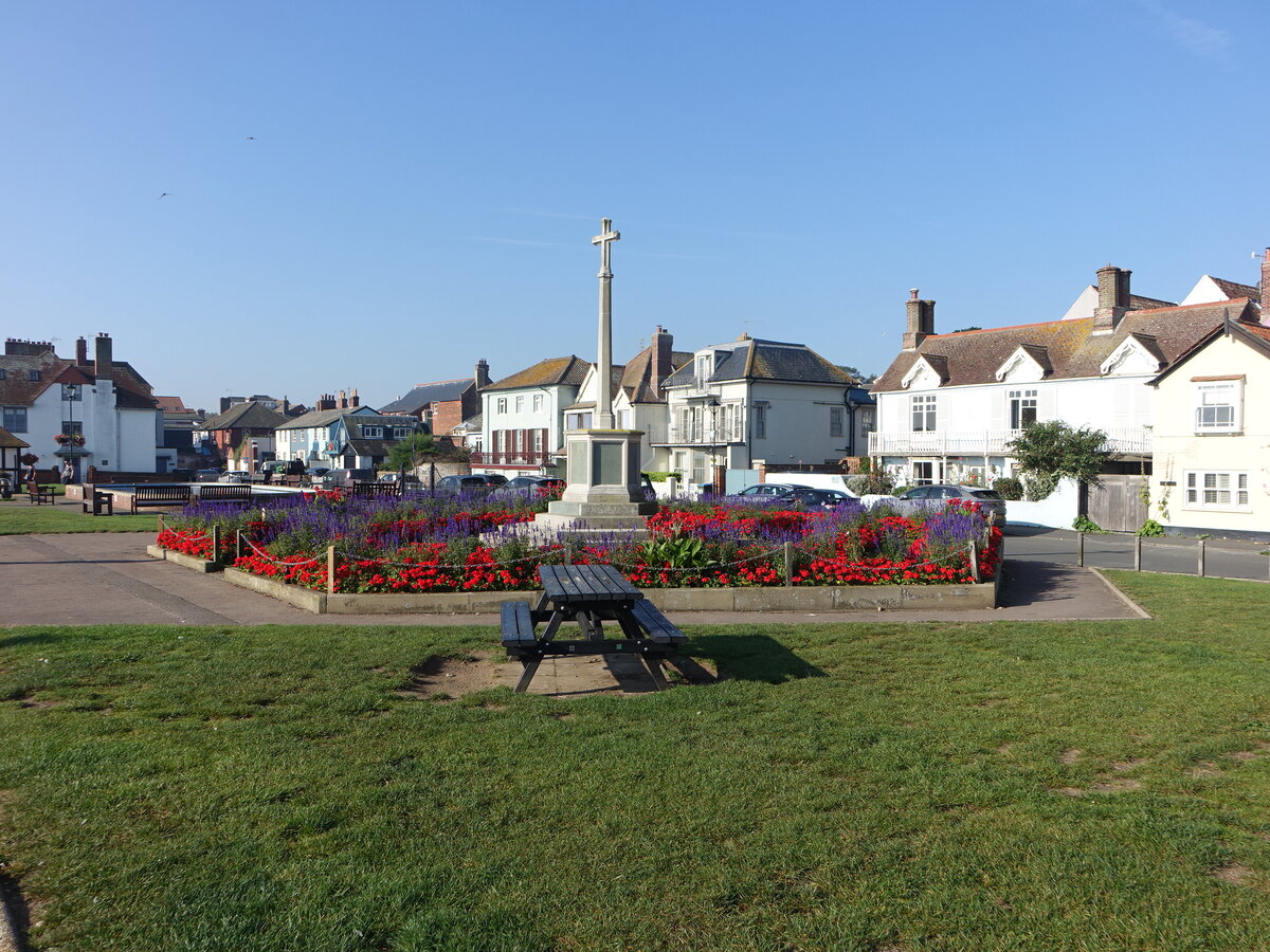 Aldeburgh, Denkmal und Huser am Market Cross Place (07.09.2023)