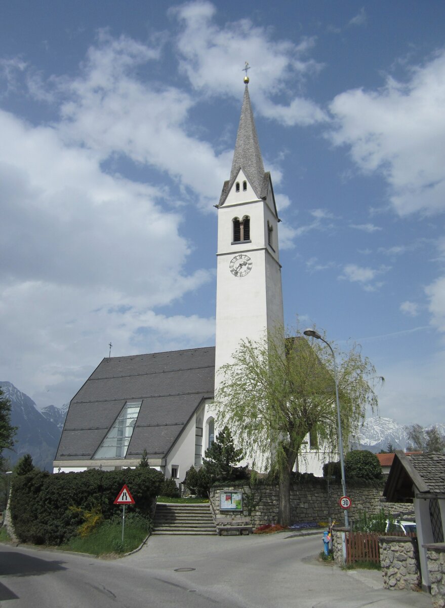 Aldrans, Pfarrkirche St. Martin, erbaut von 1426 bis 1482, barockisiert Mitte des 18. Jahrhundert (01.05.2013)