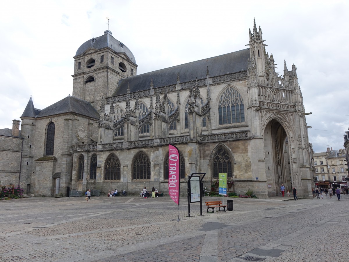 Alencon, Basilika Notre-Dame d´Alencon, erbaut im 14. Jahrhundert, Vorhalle erbaut von 1506 bis 1508 (17.07.2015)