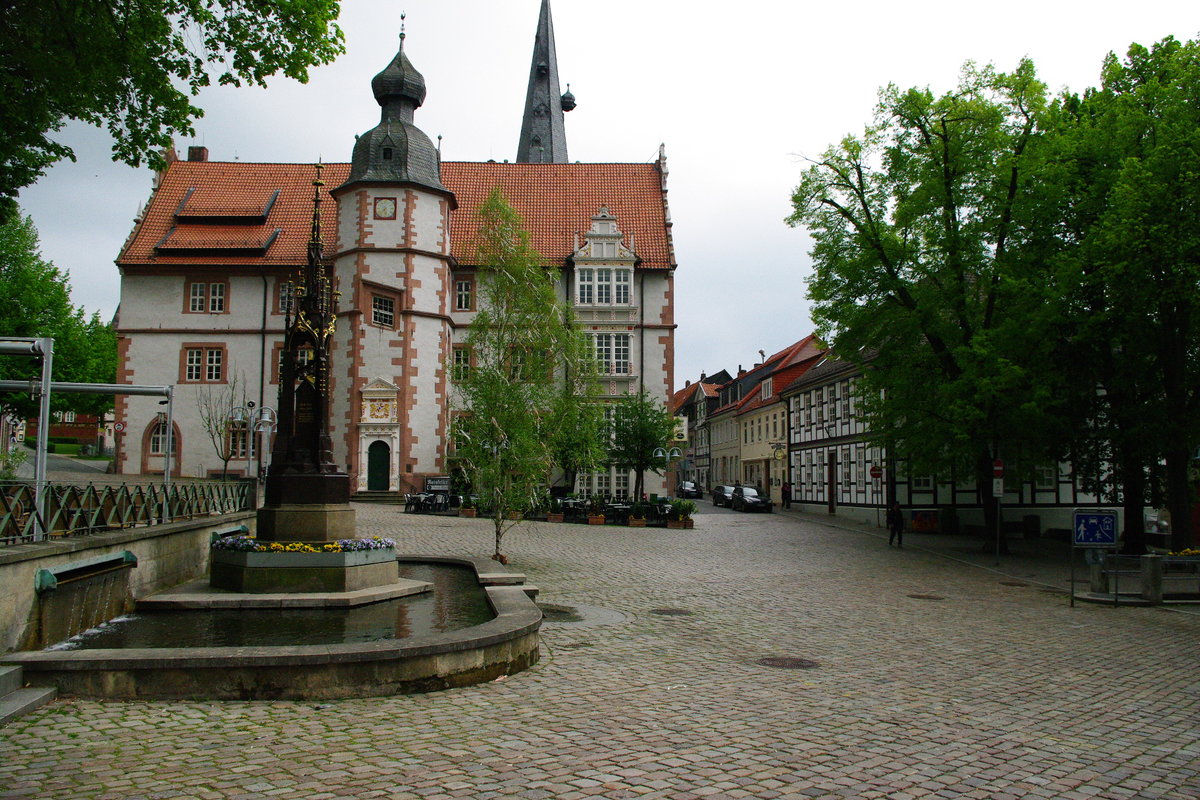 Alfeld/ Leine, Rathaus und Rathausbrunnen am Marktplatz (11.05.2010)