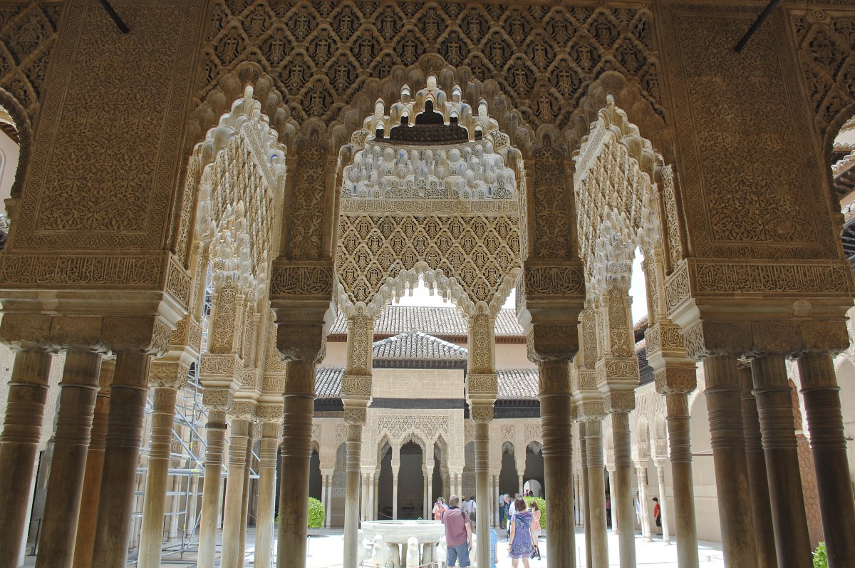 Alhambra in Granada - Der Lwenhof mit dem Lwenbrunnen. Aufnahme: Juli 2014.