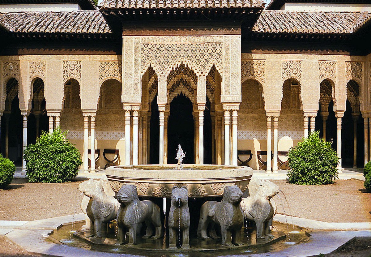 Alhambra in Granada. Der Patio de los Leones - der Lwenhof - ist einer der bekanntesten Bauwerke innerhalb der Alhambra und liegt in den Nasridenpalsten. Aufnahme: Juli 1986 (digitalisiertes Negativfoto).