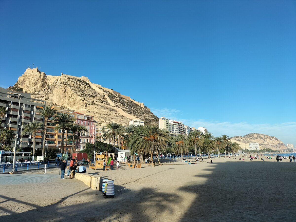 Alicante, Playa del Postiguet und Burg Santa Barbara, 12.12.2023