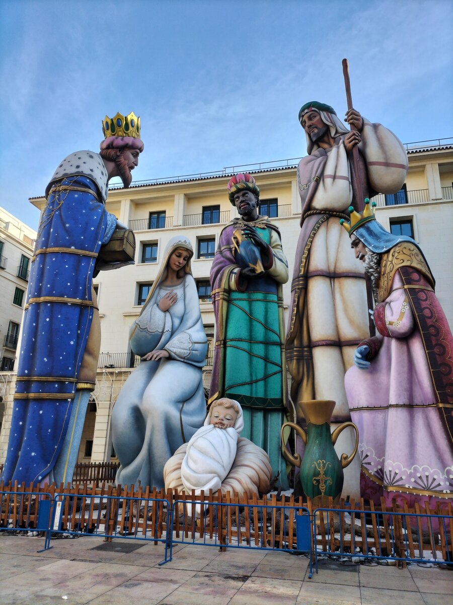 Alicante, Weihnachtskrippe mit Riesen aus Kunststoff am Rathausplatz, 12.12.2023