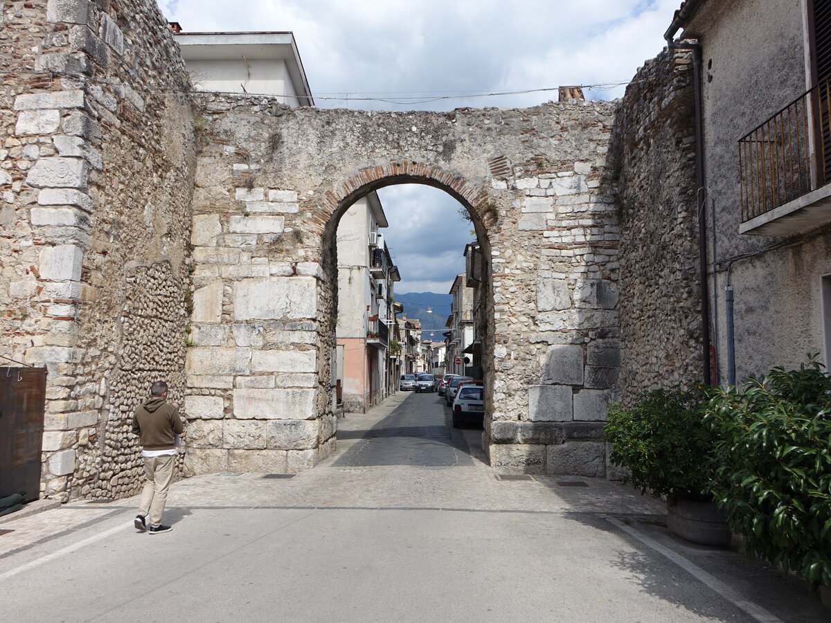 Alife, Porta Fiume in der Via delle Mura Romane (24.09.2022)