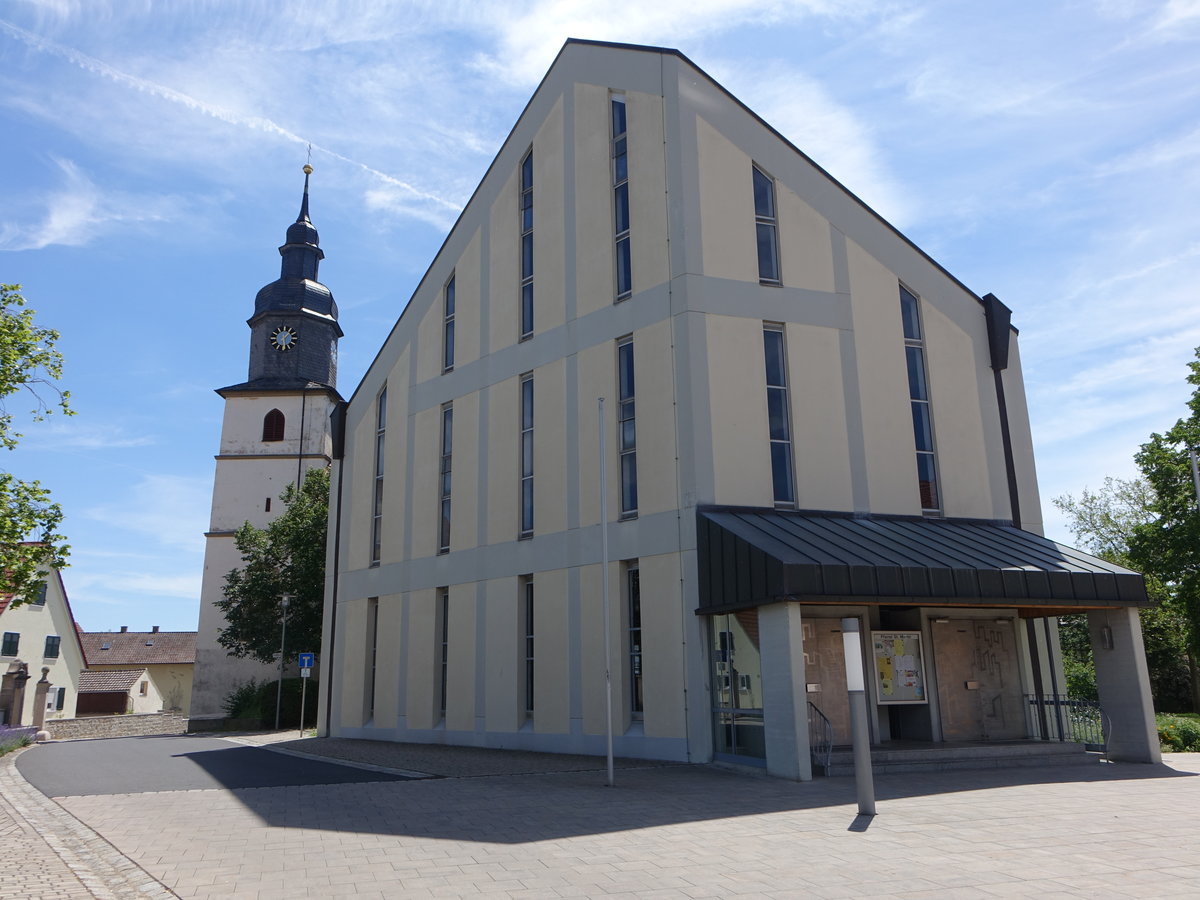 Alitzheim, Katholische Kuratiekirche St. Martin am Dorfplatz, erbaut im 18. Jahrhundert, moderner Anbau von 1967 bis 1968 (28.05.2017)