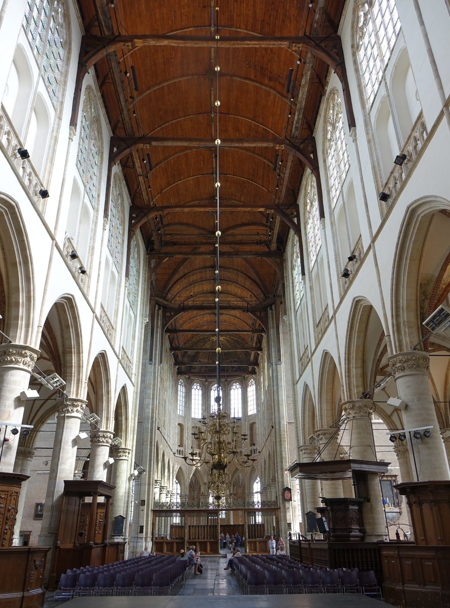 Alkmaar, Innenraum der Grote Kerk, Kanzel von 1655, Chorgesthl von Jacob van Campens (26.08.2016)