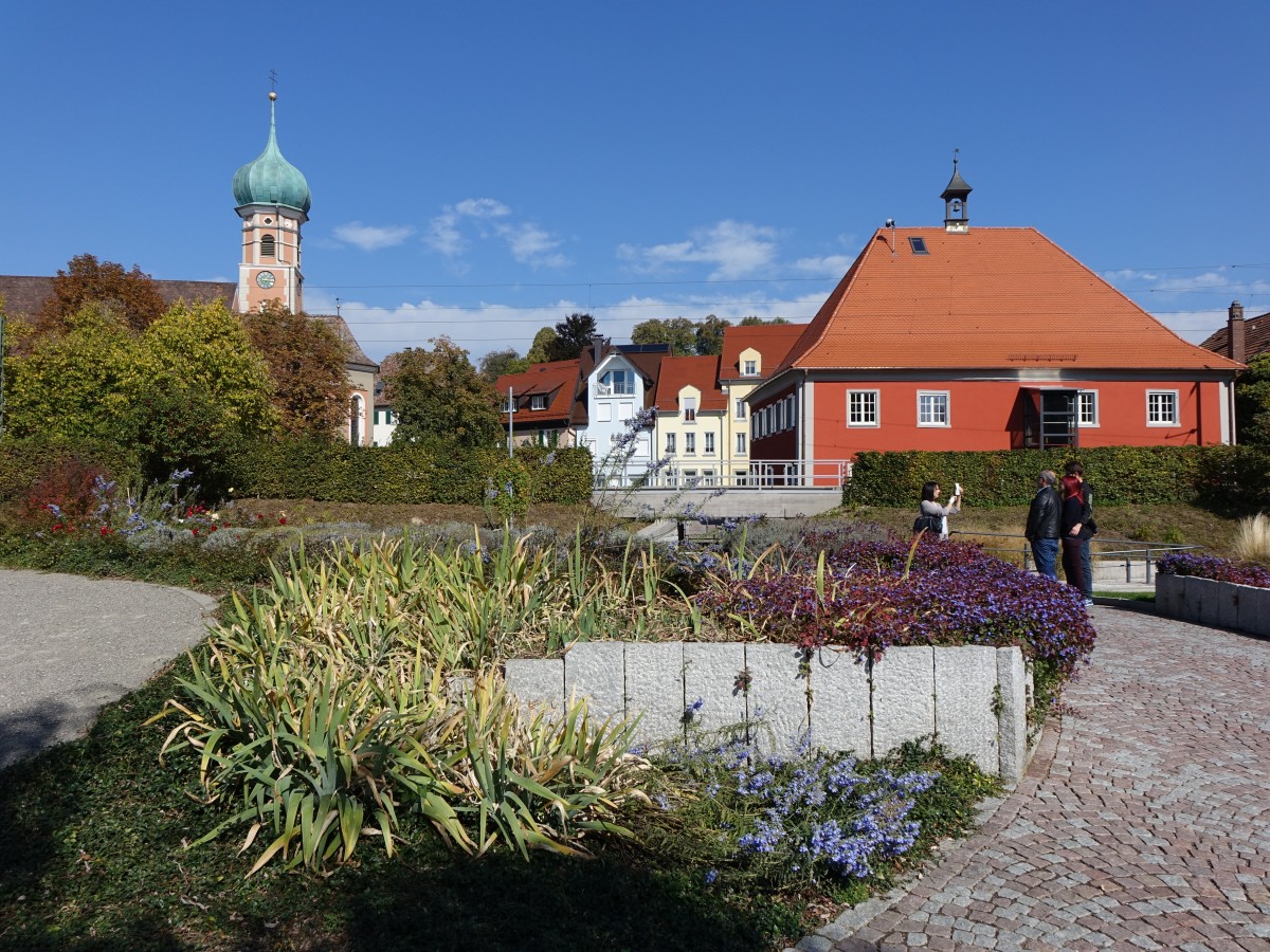 Allensbach, Lande Park mit Rathaus und St. Nikolaus Kirche (03.10.2015)