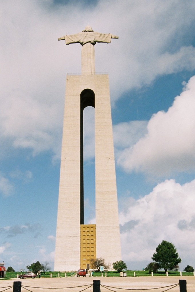 ALMADA, Gemeindeteil Pragal (Concelho de Almada), 25.01.2001, Blick auf die Statue Cristo Rei