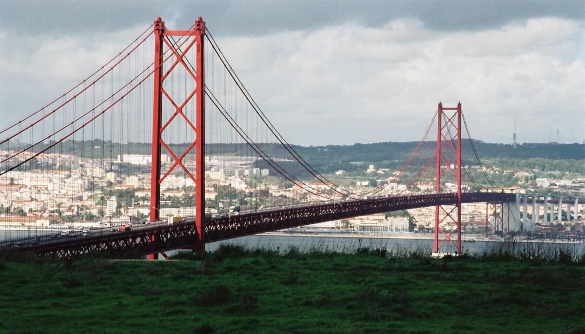 ALMADA, Gemeindeteil Pragal (Concelho de Almada), 25.01.2001, Blick auf die Ponte 25 de Abril