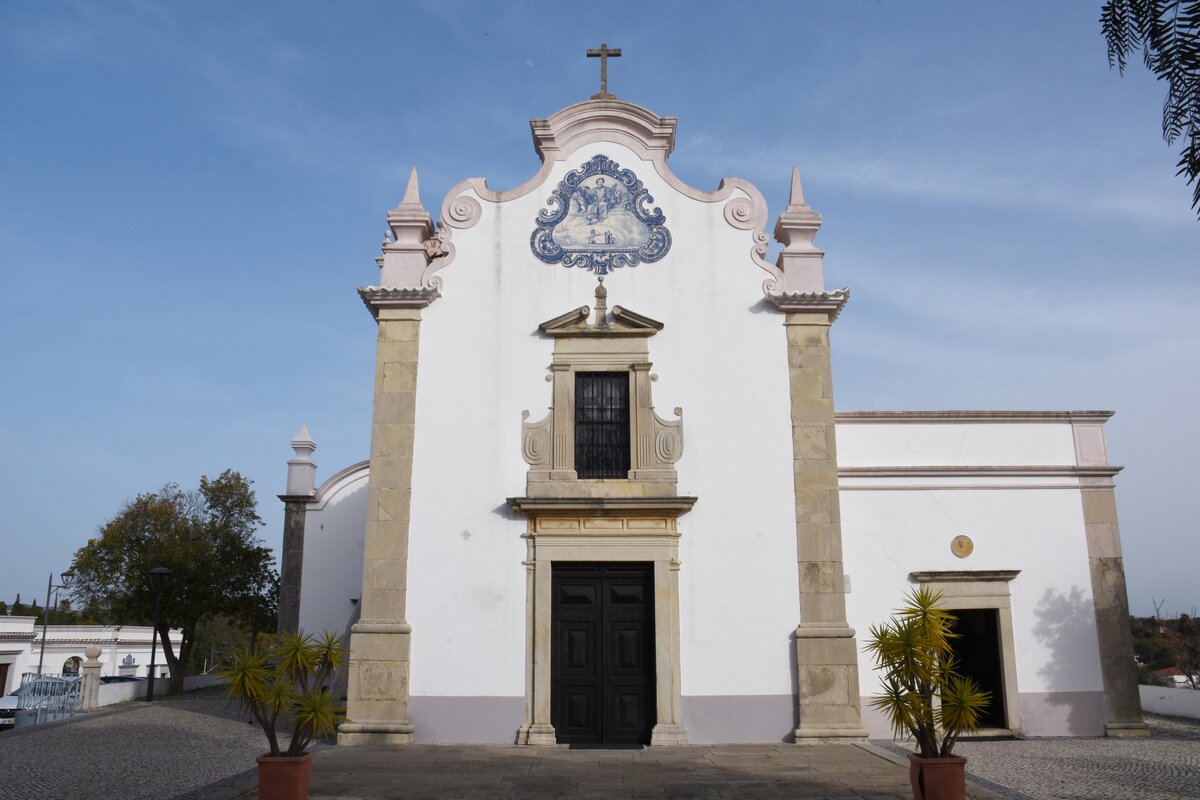 ALMANCIL, 10.02.2022, Igreja de So Loureno, deren Innenraum komplett mit Motiven aus blau-weien Kacheln (Azulejos) dekoriert ist