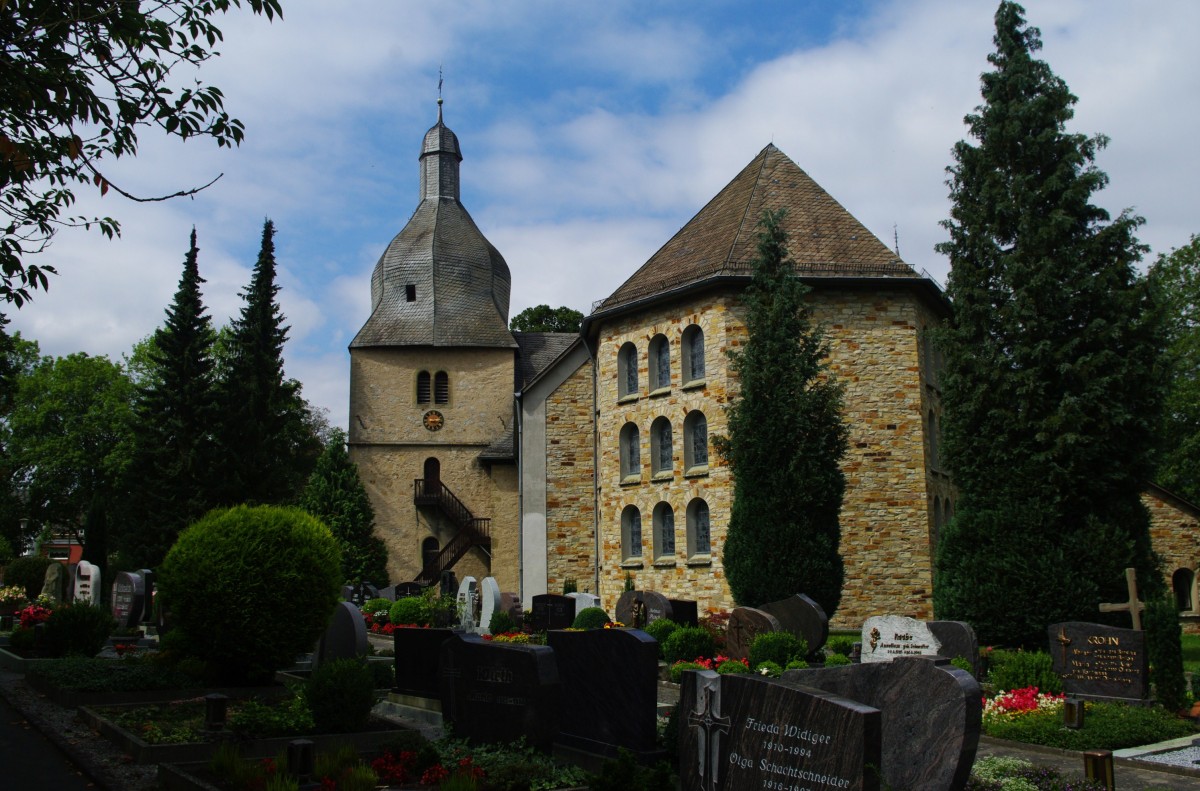 Alme, St. Ludgerus Kirche, erbaut im 14. Jahrhundert, Turm erneuert 1662, erweitert von 1963 bis 1964 (01.08.2011)