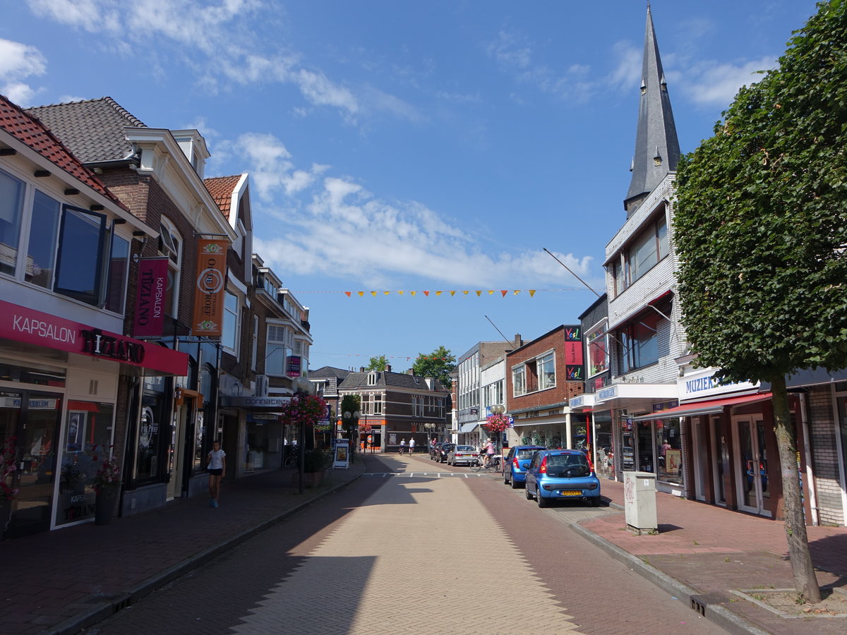 Almelo, Geschfte und Huser in der Oranjestraat (22.07.2017)