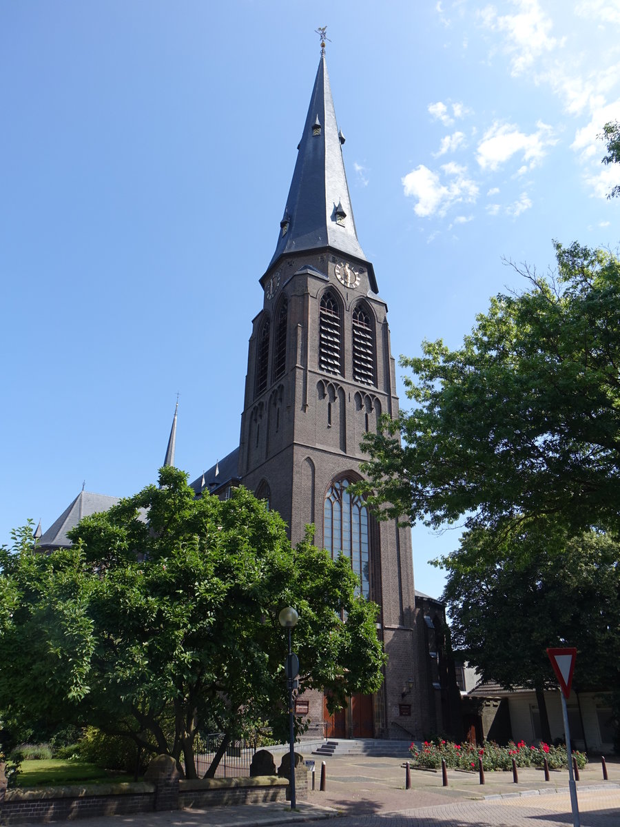 Almelo, neugotische Basilika St. Gregorius, erbaut 1901 durch Architekt Wolter te Riele  (22.07.2017)