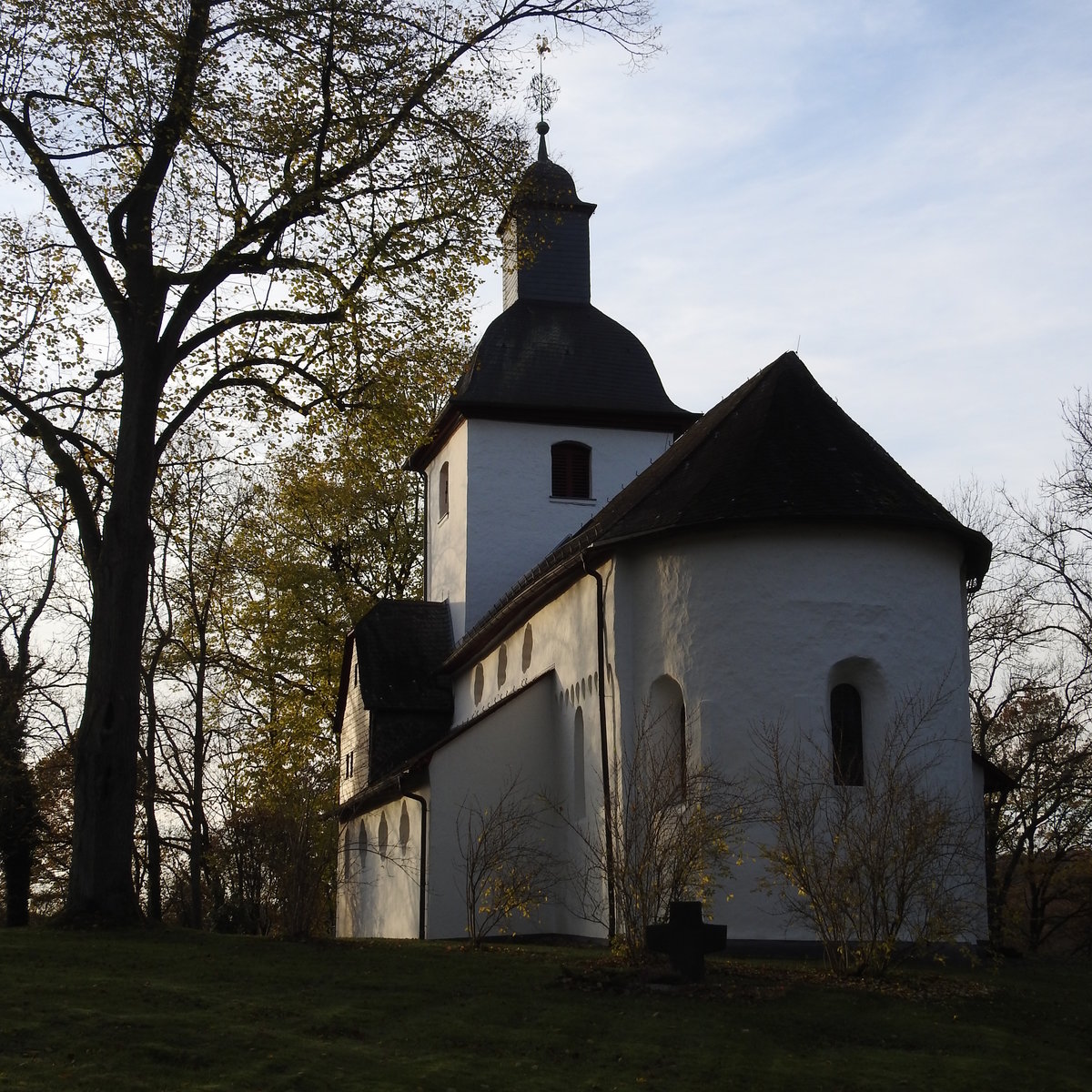 ALMERSBACH/WESTERWALD-EV. PFARRKIRCHE
Sie ist eine der ältesten im WESTERWALD,als romanische Basilika 1199 erstmals erwähnt...
Als sie entstand,führte hier ein wichtiger Handels- und Pilgerweg vorbei.Zum Schutz der Furt durch die WIED
erhielt Almersbach 1357 von KAISER KARL IV. die Stadtrechte.
Im 13. Jhdt. erfolgte die Ausmalung der Kirche,1561 wurde die Gemeinde LUTHERISCH,1605 dann
REFORMIERT,mit Übermalung der Wandbilder-ab 1669 nutzten beide ev. Konfessionen die Kirche,bis
1819 Almersbach UNIERT wurde-die alten Fresken wurden 1915 wieder freigelegt....
Ein ganz besonderer und wunderschöner Kirchenbau,am 14.11.2017...