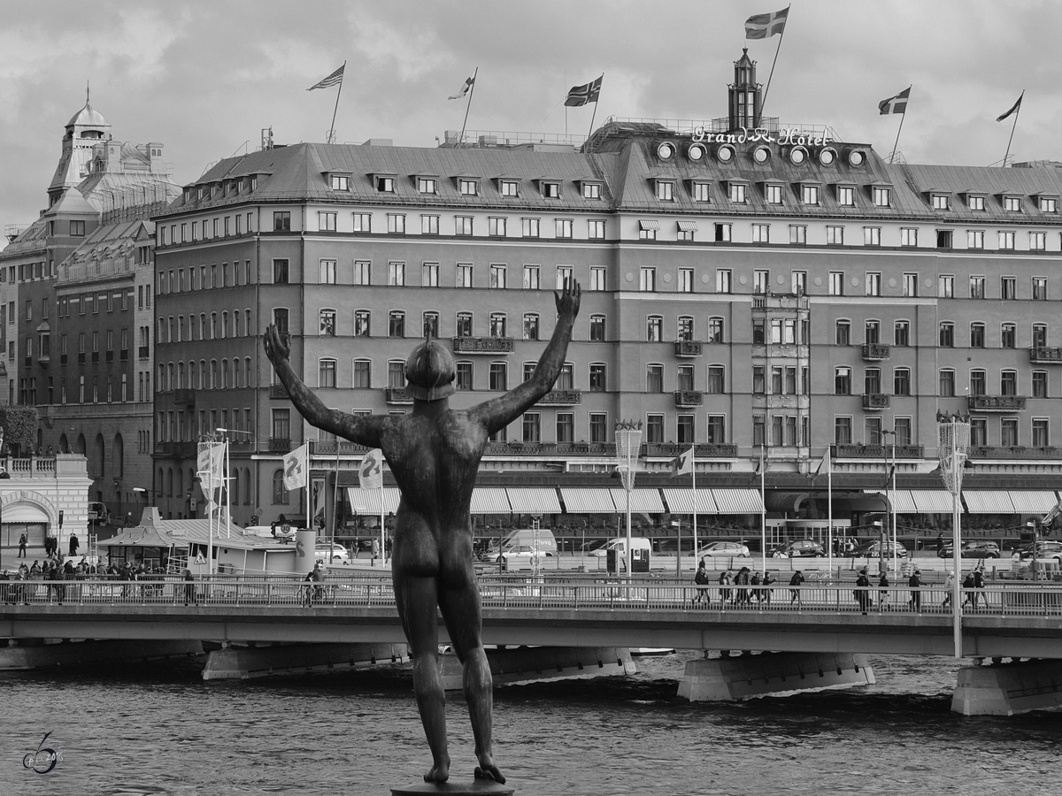 Als mchte die Skulptur  Der Sonnensinger  sagen  Schaut her, was ich erschaffen habe...  (Stockholm, Oktober 2011)