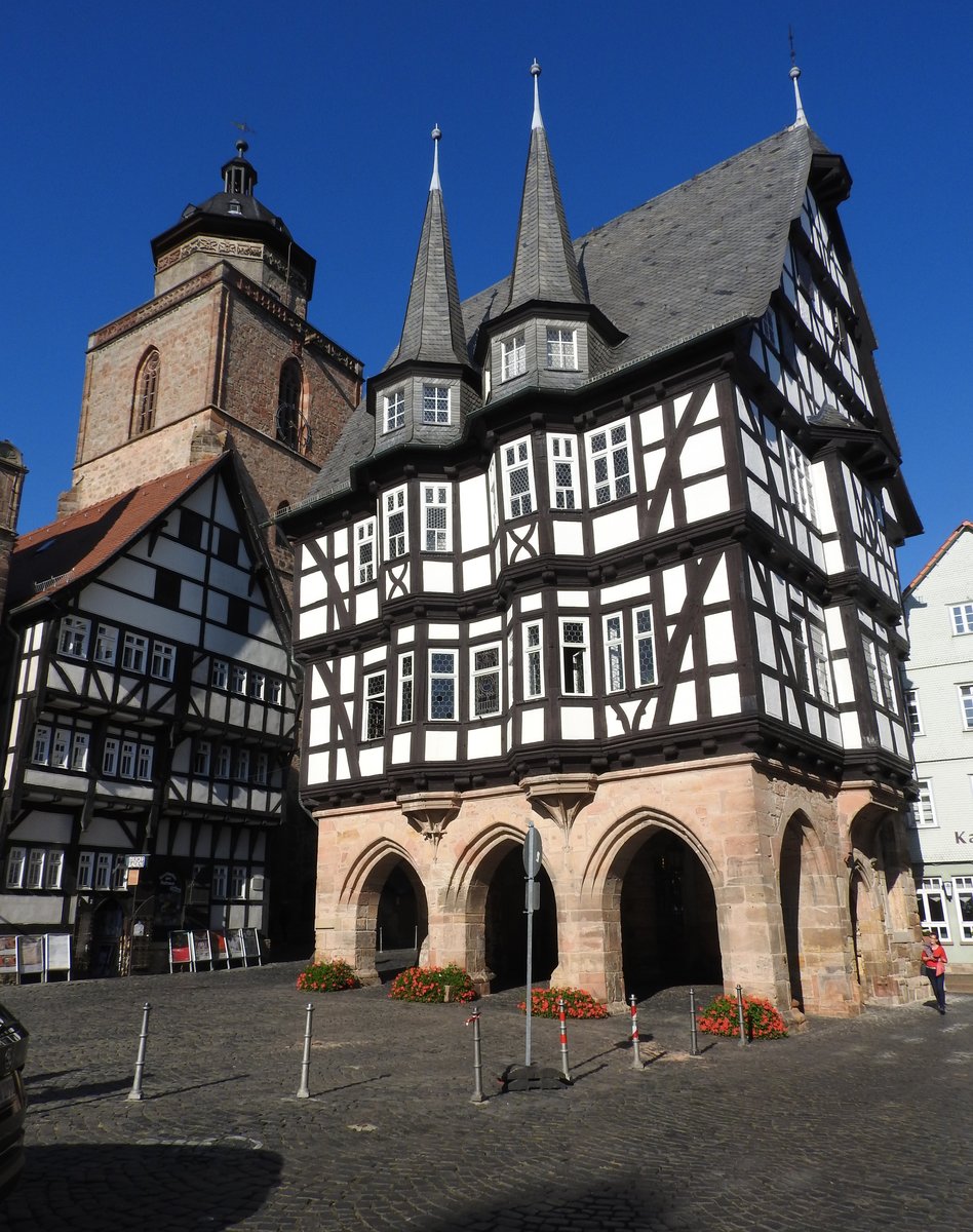 ALSFELD/HESSEN-HISTORISCHES RATHAUS
Vielen Modellbahnern als Bausatzmodell von KIBRI/FALLER vertraut,findet man das Originalgebude im
Zentrum der Altstadt am Marktplatz- 1512-1516 in zwei Bauphasen errichtet,wobei der steinerne Unterbau
frher als Markthalle genutzt wurde.....
dahinter der Turm der WALPURGISKIRCHE aus dem 13. Jahrhundert...am 10.10.2018