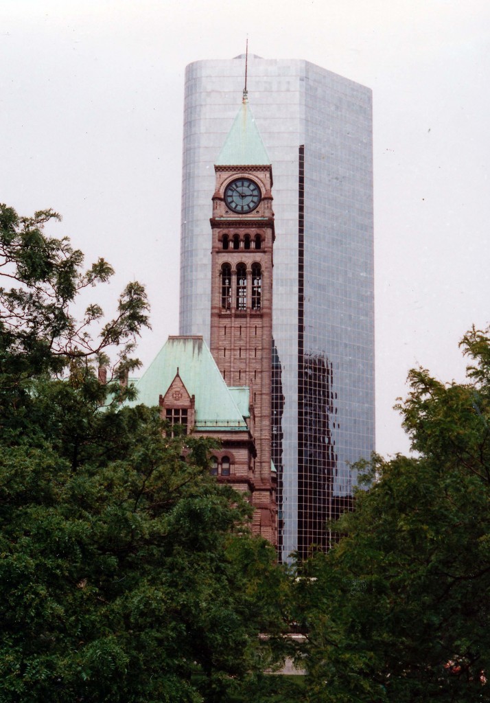 Alt und neu in Toronto. Das alte Rathaus und ein modernes Glasgebude. Aufnahme: Juli 1987 (digitalisertes Negativfoto).