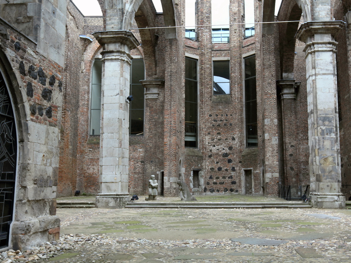 Alt St. Alban ist eines der ltesten romanischen Kirchengebude Klns, hier ein Blick in das gesperrte Kirchengebude am 29. Juli 2017.