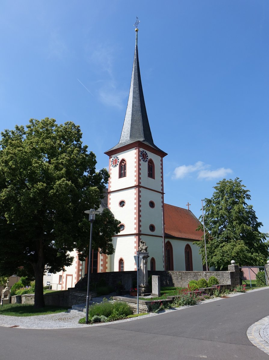 Altbessingen, Pfarrkirche St. Mari Himmelfahrt und St. gidius, Satteldachbau mit eingezogenem Dreiseitchor, erbaut von 1614 bis 1617 (26.05.2018)