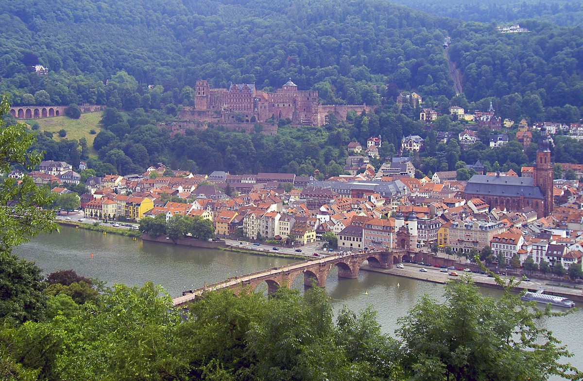 Alte Brcke und Neckar in Heidelberg vom Philosophenweg aus gesehen. Aufnahme: Juli 2005.