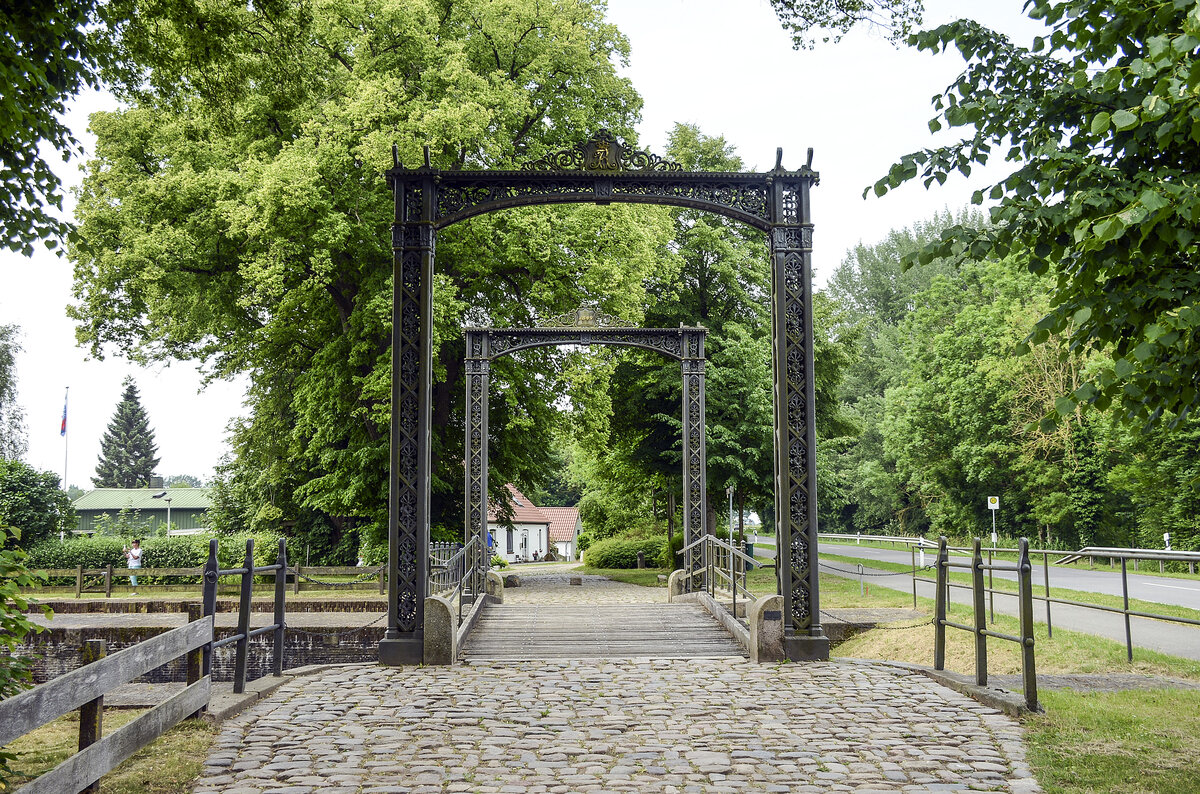 Alte Eisenbrcke an der Kluvensieker Schleuse am Eiderkanal stlich von Rendsburg. Aufnahme: 29. Juni 2021.