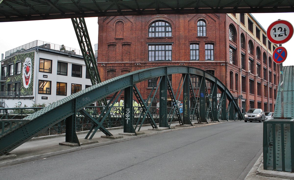 Alte ELBA-Ordner-Fabrik mit Anbau und groem Clown-Graffiti nach dem Umbau zum  ELBA-Zukunftswerk . 09.04.2019 