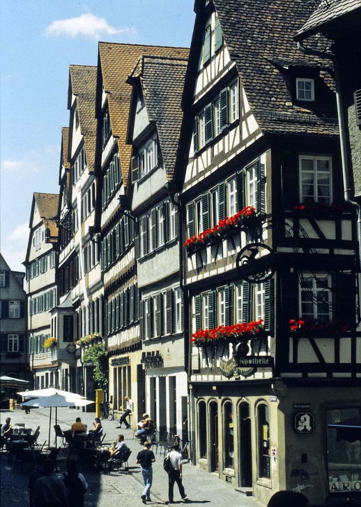 Alte Fachwerkhuser in der Kirchgasse in Tbingen. Aufnahme: Junin 1997 (digitalisiertes Negativfoto).