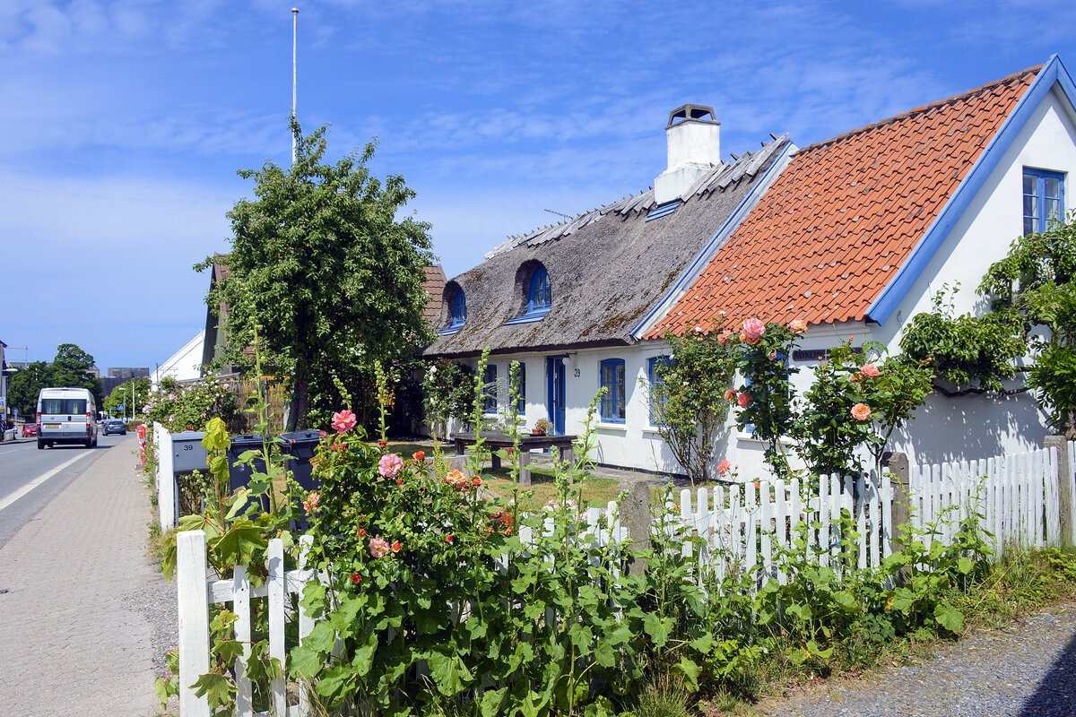 Alte Fischerhuser im Badeort Gilleleje in Nordseeland. Aufnahme: 23. Juni 2023.