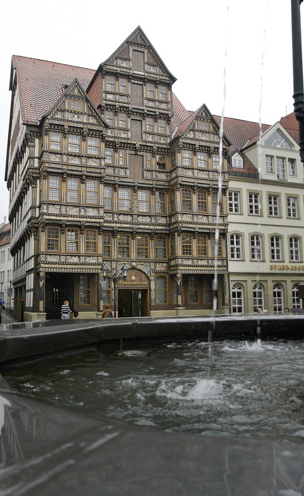 Alte Huser am Hildesheimer Marktplatz mit dem Rolandbrunnen im Vordergrund. Aufnahme: Juli 2007.