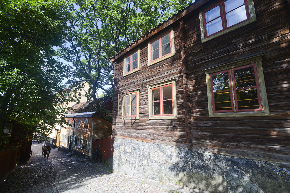Alte Holzhäuser am Hytorget im Freilichtmuseum Skansen von Stockholm. Aufnahme: 26. Juli 2017.