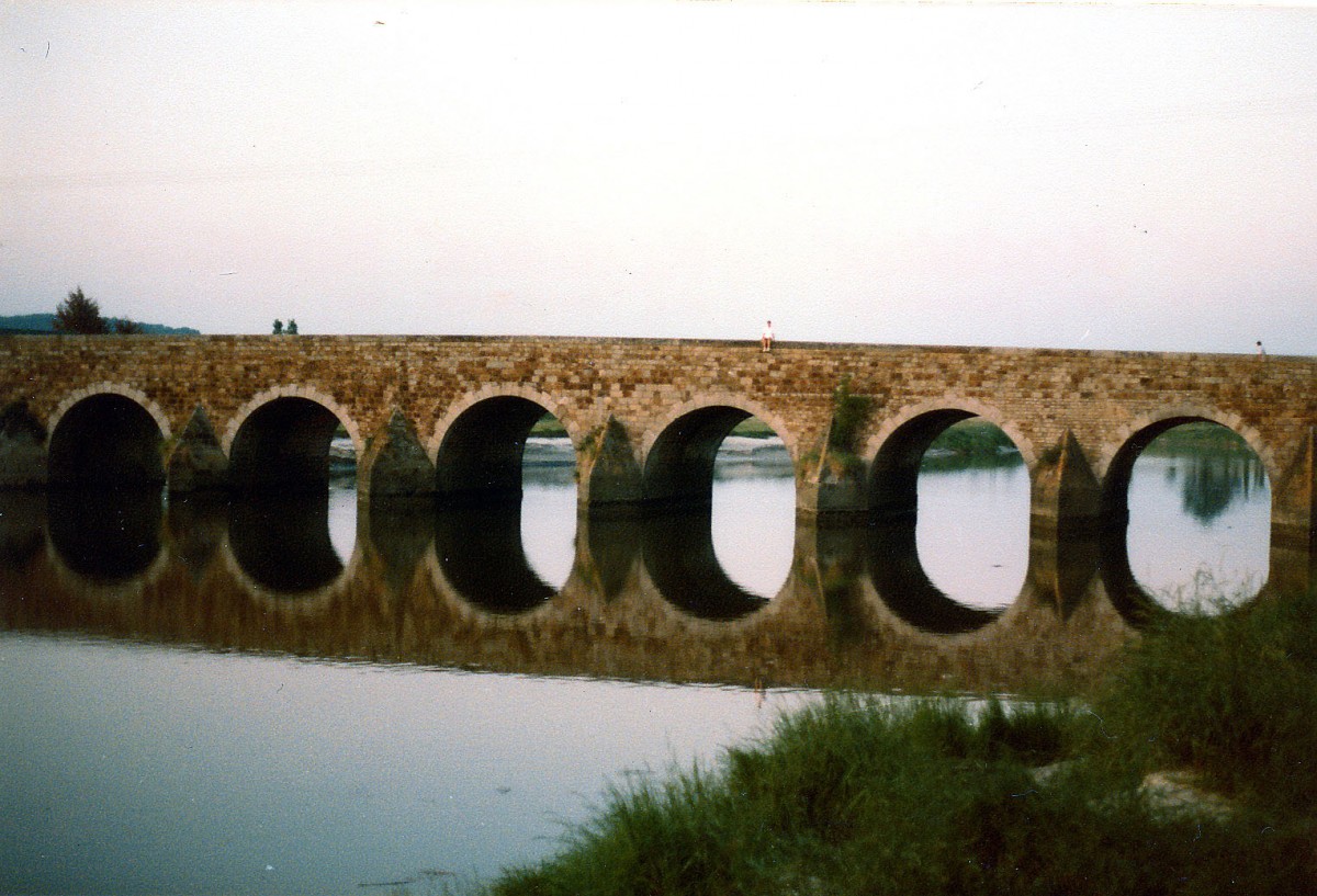 Alte Steinbrcke in Manche, Normandie. Aufnahme: Juli 1985 (Bild vom Dia).