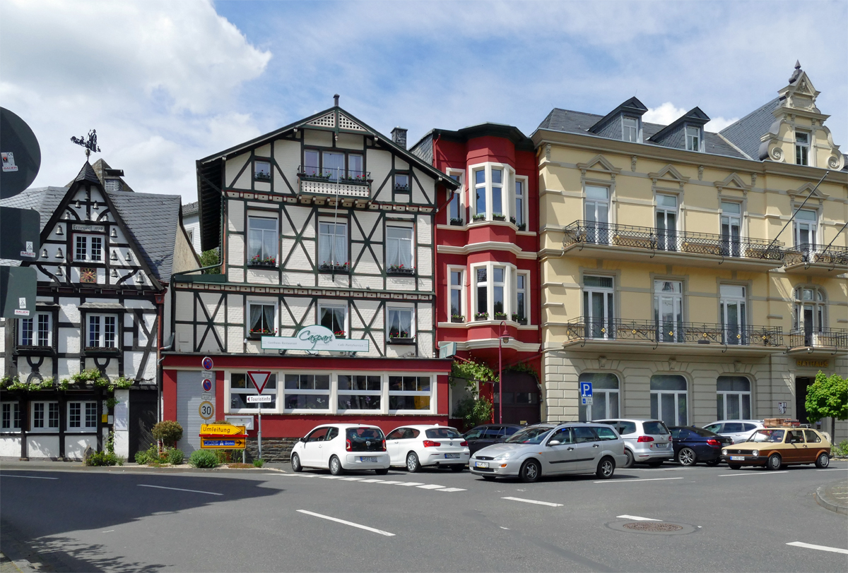 Altenahr - Gasthaus Caspari und rechts daneben die Stadtverwaltung Altenahr - 08.05.2020